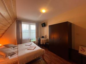 Łóżko lub łóżka w pokoju w obiekcie Apartamenty Bukowina