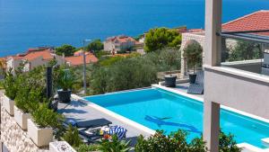 Bazén v ubytovaní Luxury Villa POCRNJA -heated pool, sauna, jacuzzi, pool table alebo v jeho blízkosti