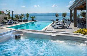 Bazén v ubytovaní Luxury Villa POCRNJA -heated pool, sauna, jacuzzi, pool table alebo v jeho blízkosti
