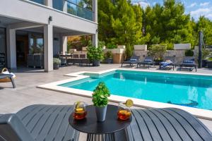 Bazén v ubytovaní Luxury Villa POCRNJA -heated pool, sauna, jacuzzi, pool table alebo v jeho blízkosti