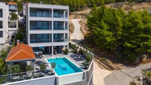 Bazén v ubytovaní Luxury Villa POCRNJA -heated pool, sauna, jacuzzi, pool table alebo v jeho blízkosti