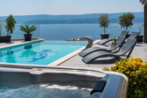 Bazén v ubytovaní Luxury Villa POCRNJA -heated pool, sauna, jacuzzi, pool table alebo v jeho blízkosti