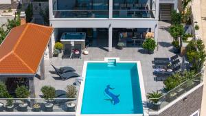 Bazén v ubytovaní Luxury Villa POCRNJA -heated pool, sauna, jacuzzi, pool table alebo v jeho blízkosti