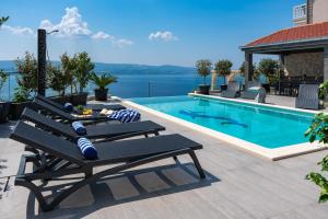 Bazén v ubytovaní Luxury Villa POCRNJA -heated pool, sauna, jacuzzi, pool table alebo v jeho blízkosti