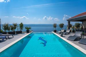 Bazén v ubytovaní Luxury Villa POCRNJA -heated pool, sauna, jacuzzi, pool table alebo v jeho blízkosti