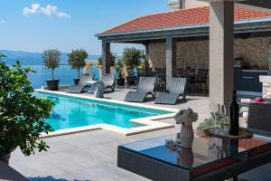 Bazén v ubytovaní Luxury Villa POCRNJA -heated pool, sauna, jacuzzi, pool table alebo v jeho blízkosti