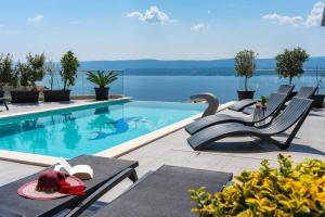 Bazén v ubytovaní Luxury Villa POCRNJA -heated pool, sauna, jacuzzi, pool table alebo v jeho blízkosti