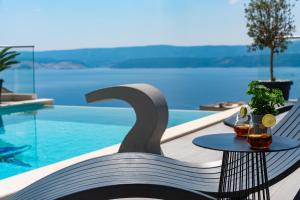 Bazén v ubytovaní Luxury Villa POCRNJA -heated pool, sauna, jacuzzi, pool table alebo v jeho blízkosti
