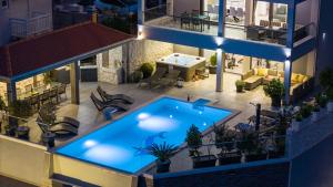 Bazén v ubytovaní Luxury Villa POCRNJA -heated pool, sauna, jacuzzi, pool table alebo v jeho blízkosti