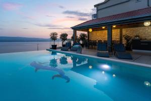 Bazén v ubytovaní Luxury Villa POCRNJA -heated pool, sauna, jacuzzi, pool table alebo v jeho blízkosti