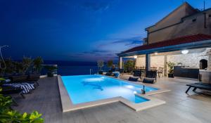 Bazén v ubytovaní Luxury Villa POCRNJA -heated pool, sauna, jacuzzi, pool table alebo v jeho blízkosti