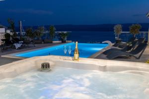 Bazén v ubytovaní Luxury Villa POCRNJA -heated pool, sauna, jacuzzi, pool table alebo v jeho blízkosti