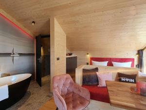 a bedroom with a bed and a tub in a room at Werder Chalet -- WOLKE 7 -- Ostsee-Strand 150m I Sauna I eKamin I Tiny House für 2 Personen I by "Meyers am Meer" in Boiensdorf