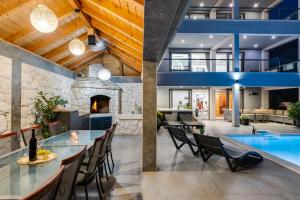 Posedenie v ubytovaní Luxury Villa POCRNJA -heated pool, sauna, jacuzzi, pool table