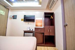 TV a/nebo společenská místnost v ubytování Emerald Island Hotel