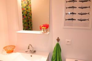 La salle de bains est pourvue d'un lavabo et d'un miroir. dans l'établissement Studio Apartment Centre Historique, à Arles