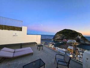 une vue sur l'océan depuis le balcon d'un immeuble dans l'établissement Divina Seaside Suite Ischia, à Ischia