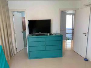 Μια τηλεόραση ή/και κέντρο ψυχαγωγίας στο Verão Perfeito no Condomínio Malibu! +10 φωτογραφίες