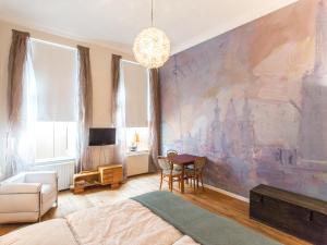 una sala de estar con una gran pintura en la pared en Designappartement Vienna Paintings, en Viena