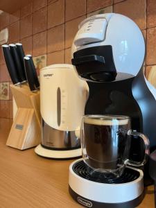 Zestaw do parzenia kawy i herbaty w obiekcie Apartamenty Bukowina