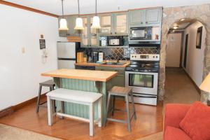 Kuchyň nebo kuchyňský kout v ubytování ML217 Whimsical Retreat Close to Village & Lifts EZ Parking