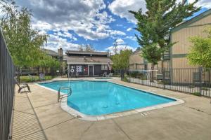 Πισίνα στο ή κοντά στο Charming Condo W I Hot Tub & Pet Friendly