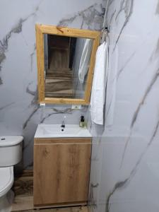 a bathroom with a sink and a mirror at Cabañas el condor del Ruíz in Murillo