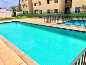 インペラトリズにあるApê Completo com Piscina I Wi-Fi e A/Cの建物の前のプール