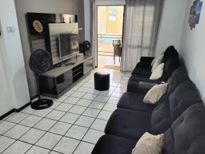 Ruang duduk di Cobertura aconchegante 3 quartos excelente vista mar! 80 metros do mar em Meia Praia - Itapema