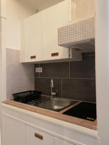 Kuchyň nebo kuchyňský kout v ubytování cosy one1h20 de Paris