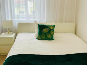 En eller flere senge i et værelse på Blue Apartment close to Old Town + 60 billeder