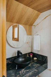 a bathroom with a black sink and a mirror at Salto Cabanas Village in São Francisco de Paula +39 photos