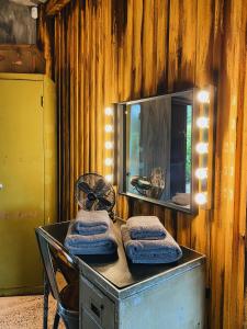 una stanza con asciugamani su un tavolo con specchio di The Funky Apartment a Groomsport