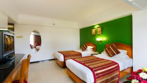 Tempat tidur dalam kamar di Ramee Guestline Hotel Dadar