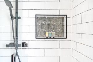 Ένα μπάνιο στο MODERN DUPLEX APARTMENT LOCATED NEAR CITY CENTRE with FREE PARKING, WI FI & NETFLIX BY AI ESTATE GROUP