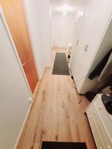 a hallway with a door and a wooden floor at Ankommen und wohlfühlen in Malmö in Västra Skrävlinge