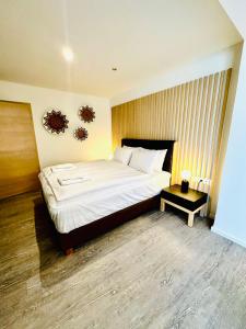 ein Schlafzimmer mit einem großen Bett und einem Tisch in der Unterkunft Akropolis Hotel in Nürnberg