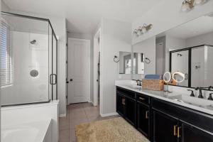 Phòng tắm tại Family Vacation Home +21 ảnh