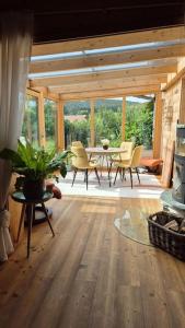 a dining room with a table and chairs in a house at Ökologisches Hideaway mit Sauna und großem Garten in Seßlach