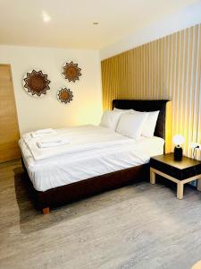 Postel nebo postele na pokoji v ubytování Akropolis Hotel