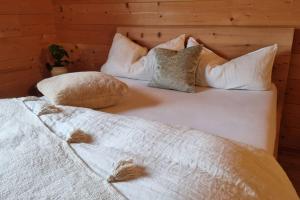 two beds with pillows on them in a room at Ökologisches Hideaway mit Sauna und großem Garten in Seßlach