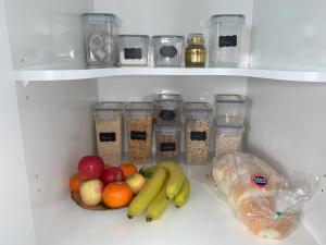 einen Kühlschrank mit viel Obst und Gemüse in der Unterkunft Peaceful Riverfront cottage in small northland town in Te Kopuru + 13 Fotos