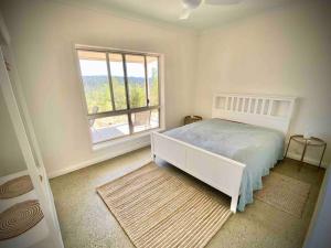 Katil atau katil-katil dalam bilik di Hilltop House, Truly unwind