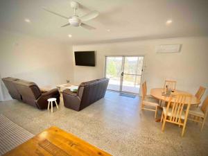 Televisyen dan/atau pusat hiburan di Hilltop House, Truly unwind