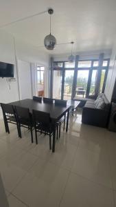 Μια τηλεόραση ή/και κέντρο ψυχαγωγίας στο Seaview Apartments