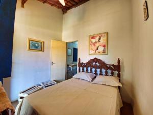 a bedroom with a large bed in a room at Pousada Várzea da Serra in Jaboticatubas