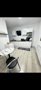Una cocina con una mesa y una silla en una habitación. en Stylish & Relaxing Modernes Apartment mit Privatparkplatz, en Gelsenkirchen