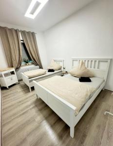 a white bedroom with a bed and a couch at Stylish & Relaxing Modernes Apartment mit Privatparkplatz in Gelsenkirchen +11 photos