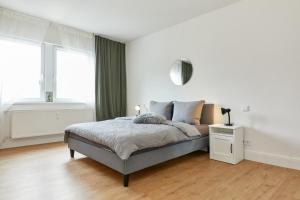 ベルンカステル・クースにあるFerienwohnungen am Gestade Wohnung 1のベッドと鏡のある白い寝室