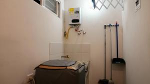 una habitación con una máquina en la esquina de una habitación en Cali te espera, en Cali 11 fotos más